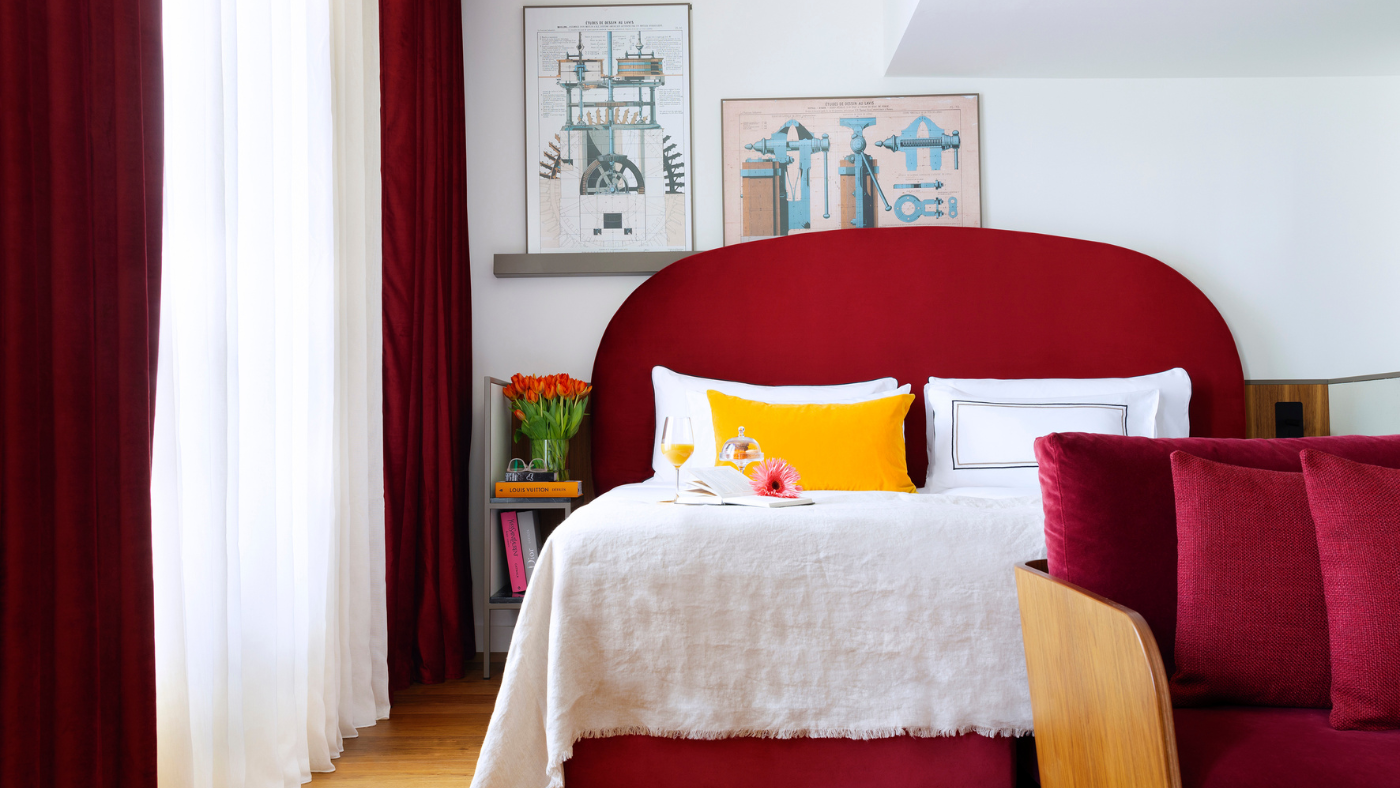 A bedroom decorated with red velvet at Hotel Villa Marquis