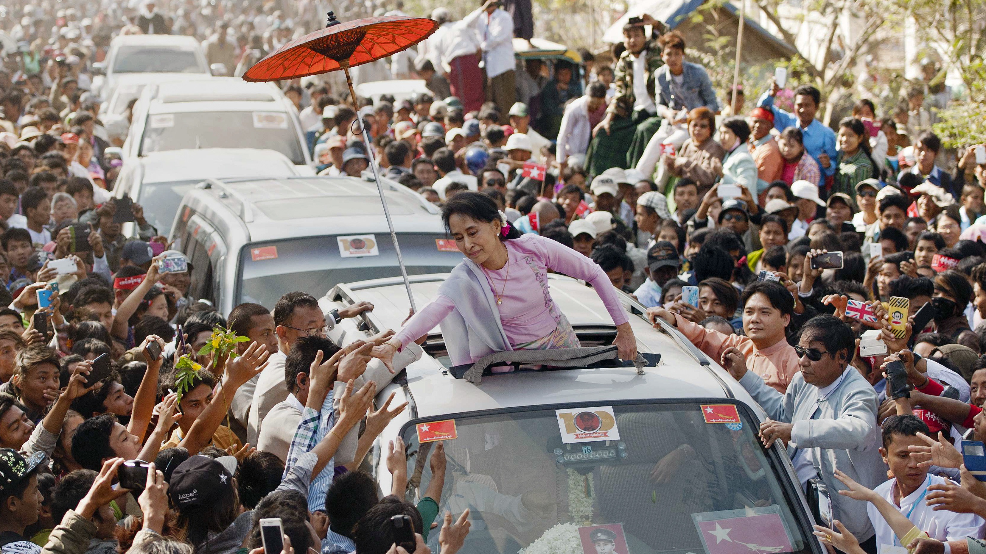 Aung San Suu Kyi greets supporters in 2015