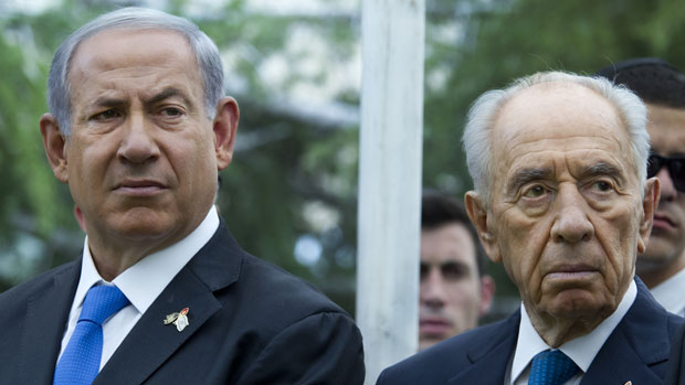 Benjamin Netanyahu (Left) stands next to Shimon Peres (Right) 