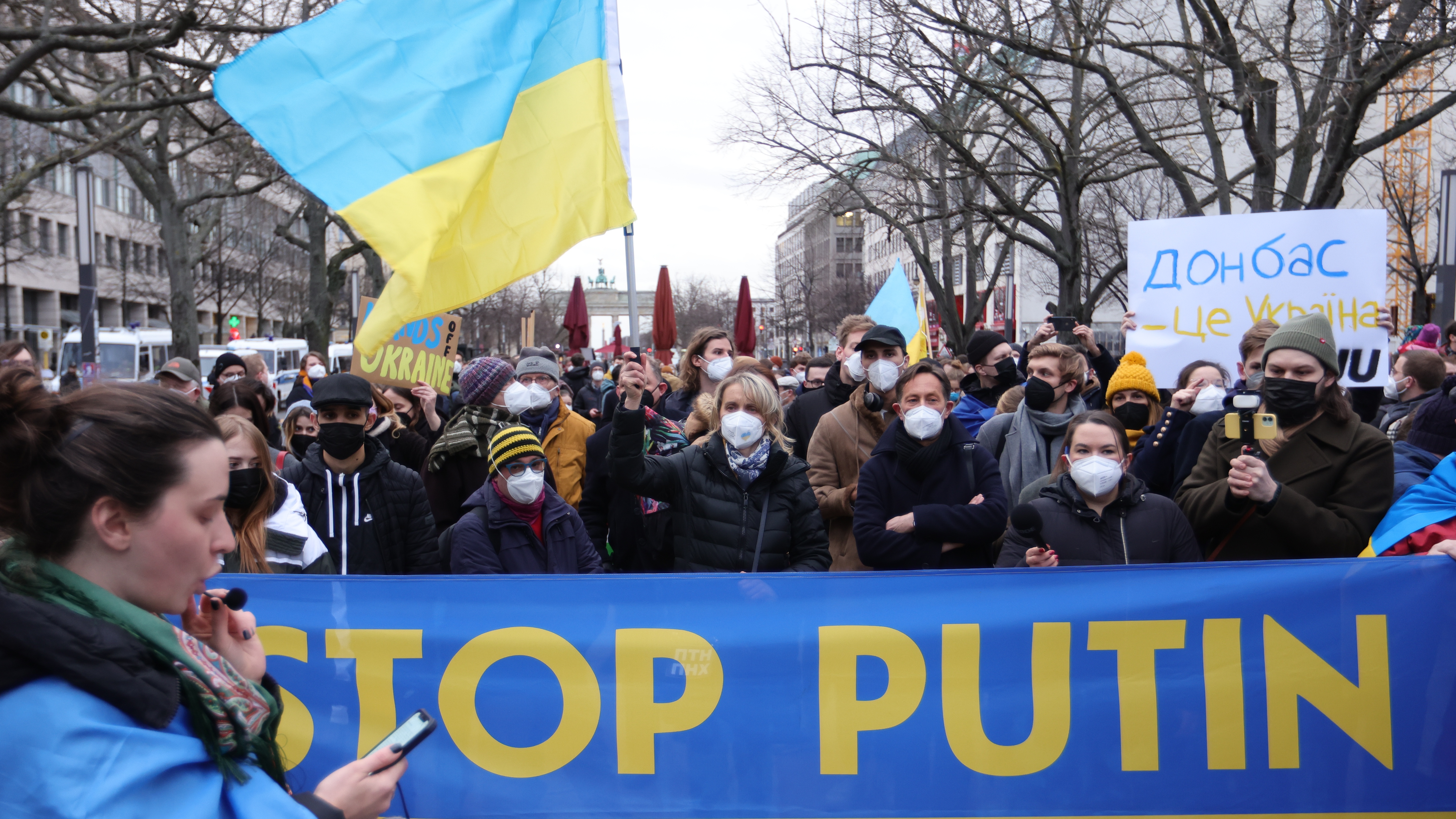 Protestors demonstrate against the deployment of troops in Ukraine outside the Russian embassy in Berlin