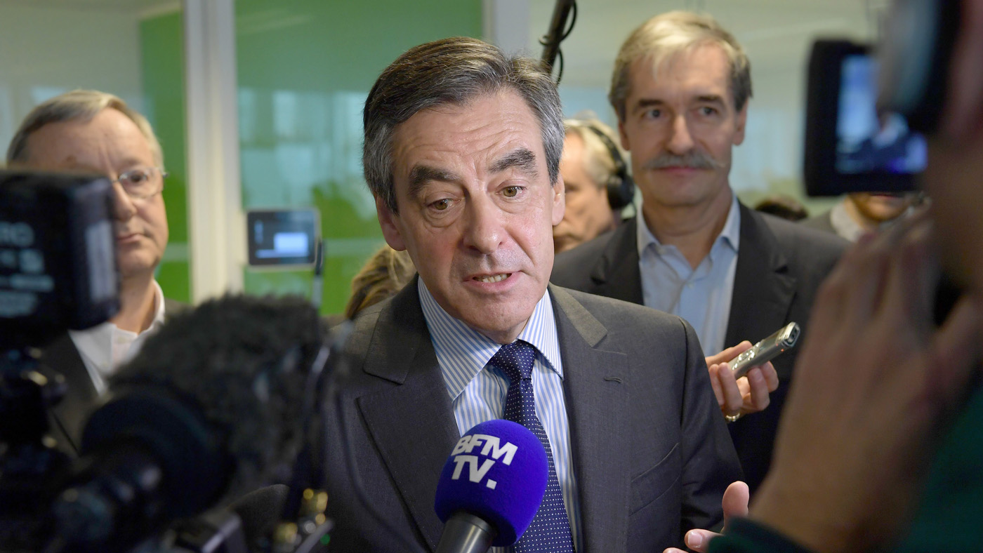 Candidate for the right-wing Les Republicains (LR) party primaries ahead of the 2017 presidential election and former French prime minister, Francois Fillon (C) speaks to the press during a v