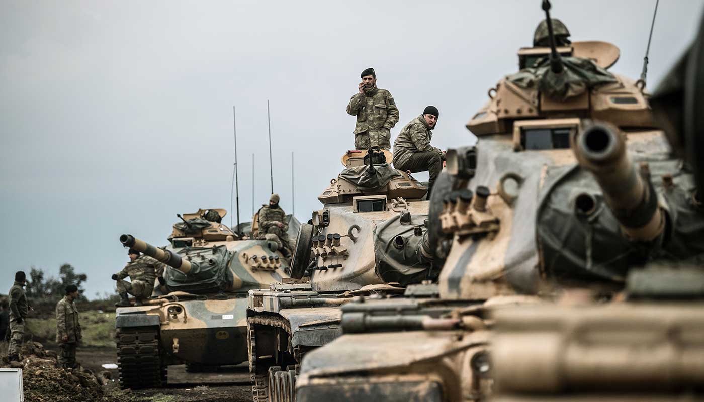 Turkish tanks massing at the border with Syria