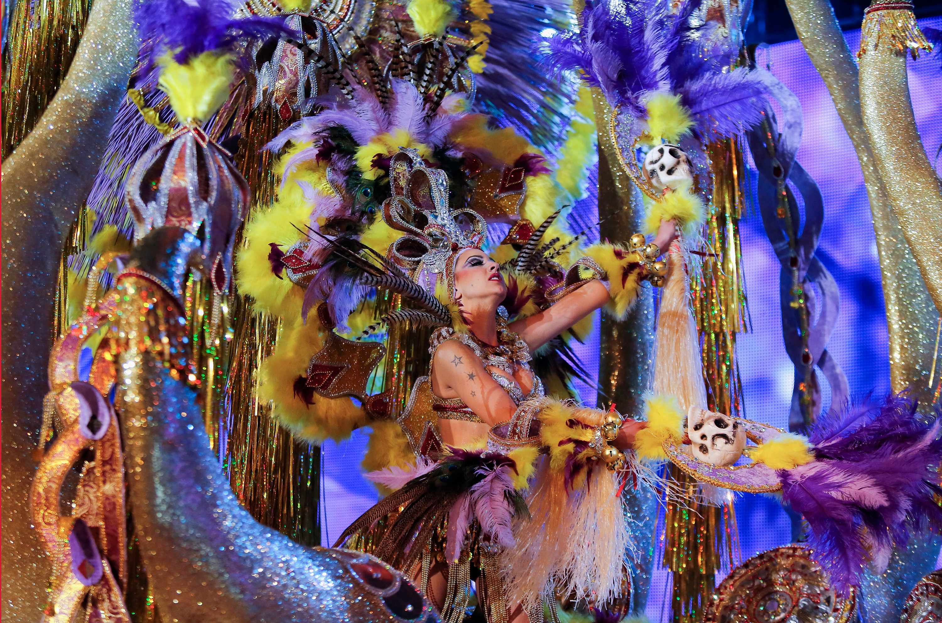SANTA CRUZ DE TENERIFE, SPAIN - FEBRUARY 26:Nominee for Queen of the 2013 Santa Cruz carnival Jennifer Alonso performs on February 26, 2014 in Santa Cruz de Tenerife on the Canary island of T