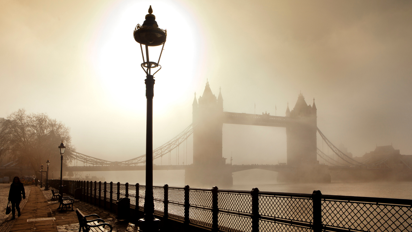 war Air pollution obscures view of Tower Bridge in London 