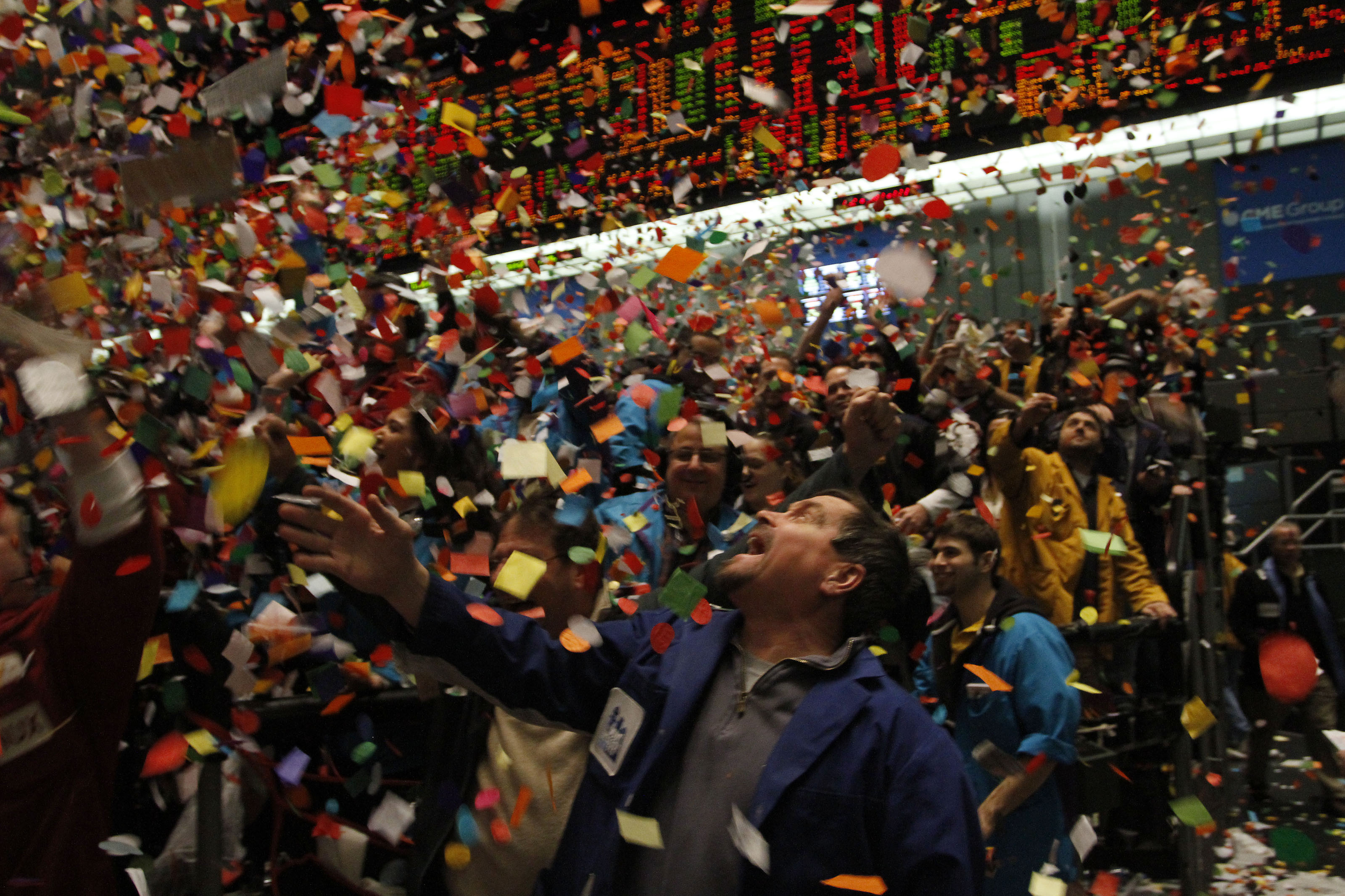 CHICAGO - DECEMBER 31:Traders and clerks in the Eurodollar trading pit at the CME Group&#039;s Chicago Board of Trade celebrate as confetti falls signaling the end of the trading year December 31,