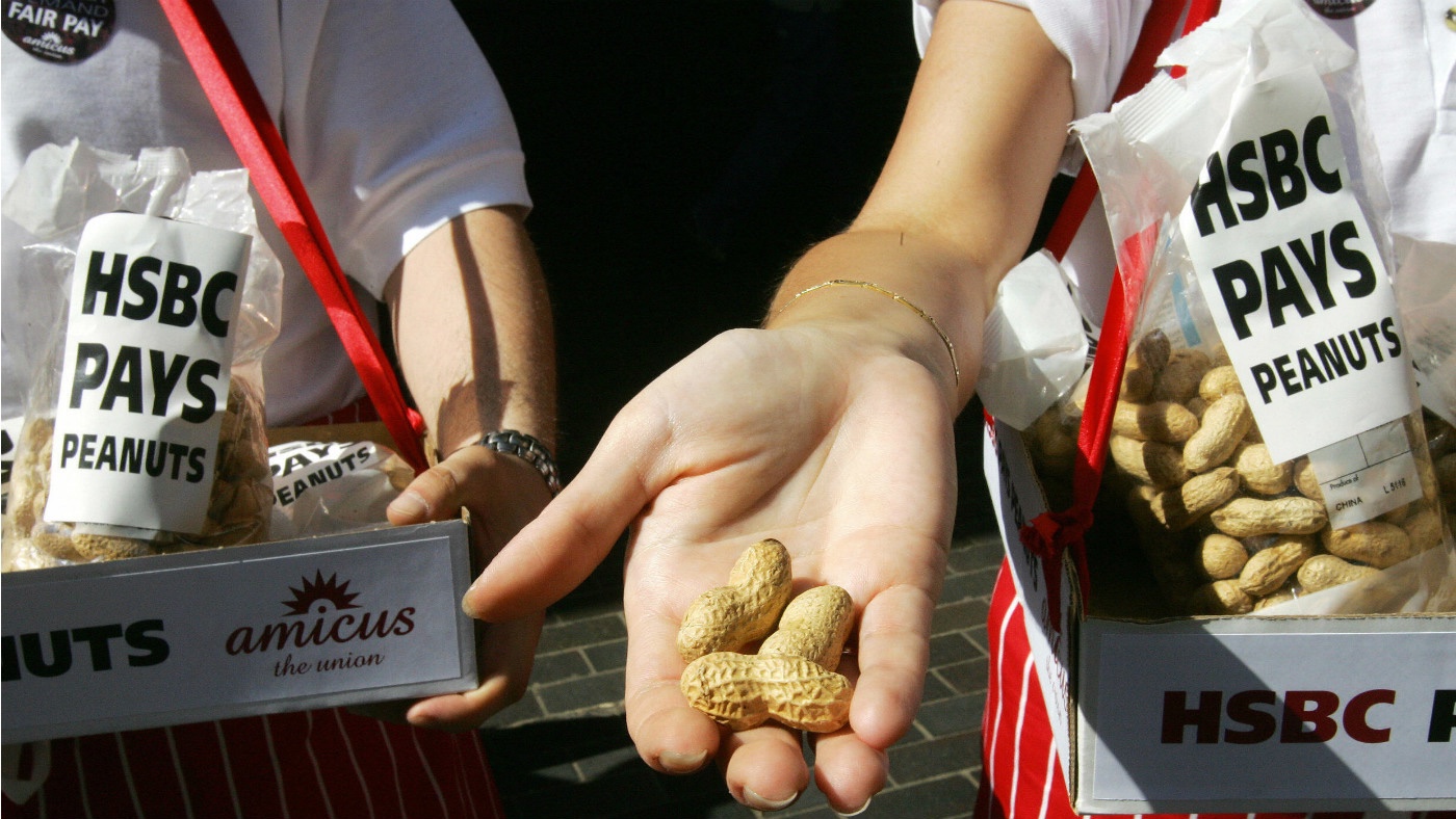 Striking HSBC employees offer peanuts to arriving HSBC shareholders outside the entrance to the Bank&#039;s AGM in London, 27 May