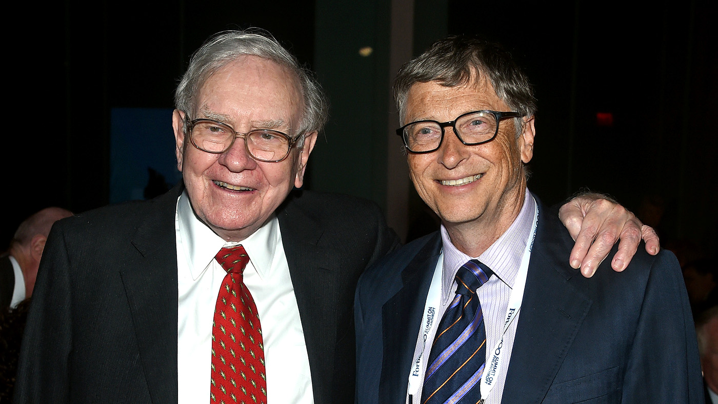 NEW YORK, NY - JUNE 03:Warren Buffett (L) and Bill Gates attend the Forbes&#039; 2015 Philanthropy Summit Awards Dinner on June 3, 2015 in New York City.(Photo by Dimitrios Kambouris/Getty Images)