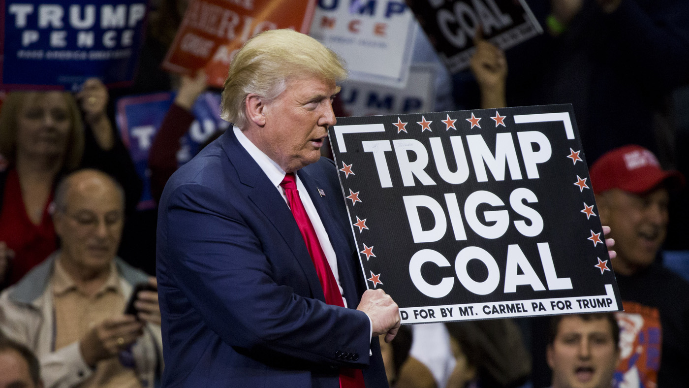 Republican presidential nominee Donald Trumpholds a sign supporting coal during a rally at Mohegan Sun Arena in Wilkes-Barre, Pennsylvania on October 10, 2016. / AFP / DOMINICK REUTER(Photo c