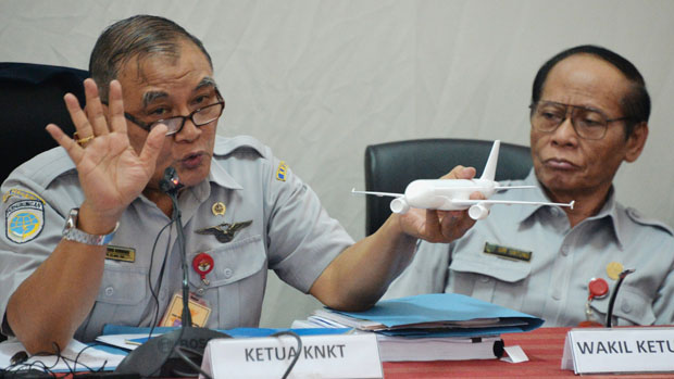 Indonesian Chairman of National Transportation Safety Commission briefs journalist about AirAsia flight QZ8501 