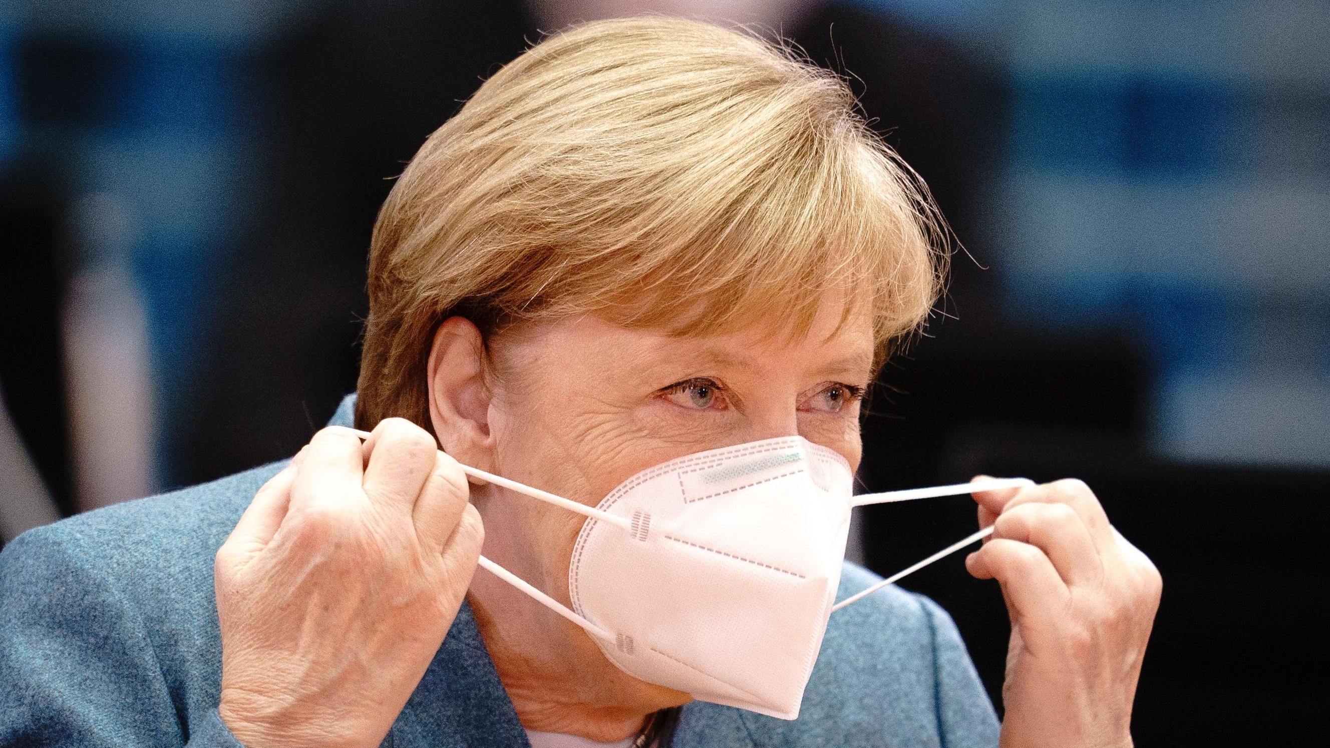 Angela Merkel puts on a FFP2 face mask