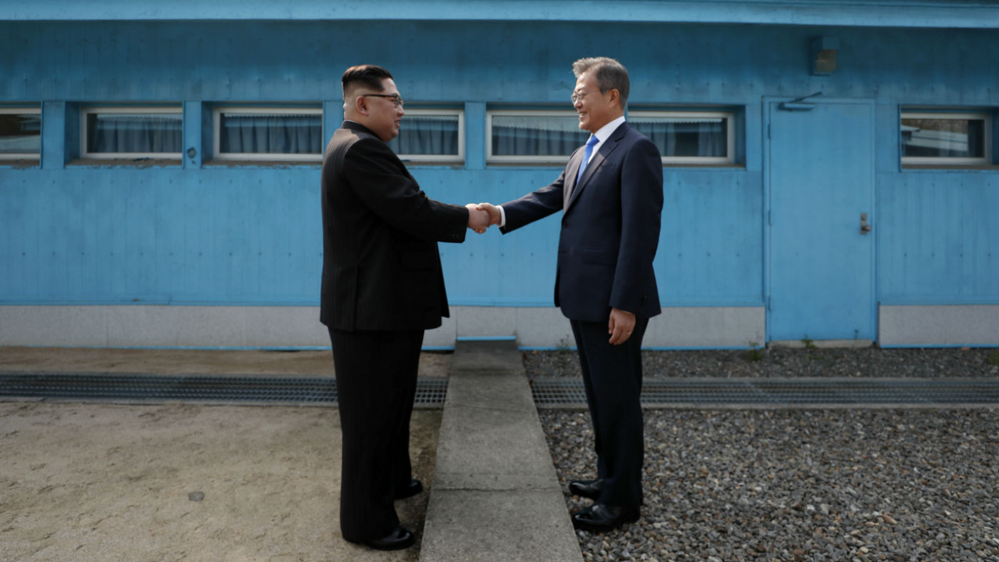 Kim Jong Un shakes hands with South Korea&#039;s President Moon Jae-in