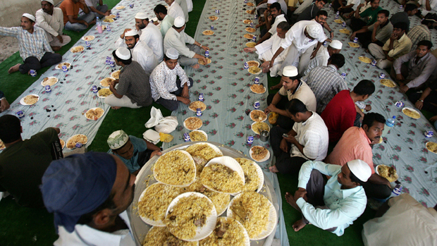 Asian Muslims break their fast in a food hall on the first Friday of the holy month of Ramadan in Dubai, 14 September 2007. The world&#039;s 1.2 billion Muslims marked the first Friday of the holy